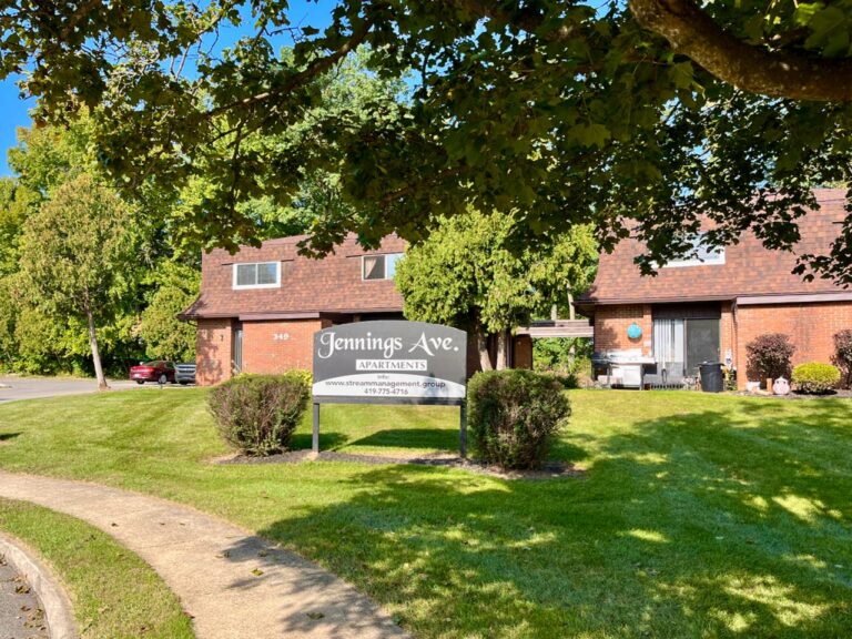 Jennings Avenue Apartments - exterior property sign