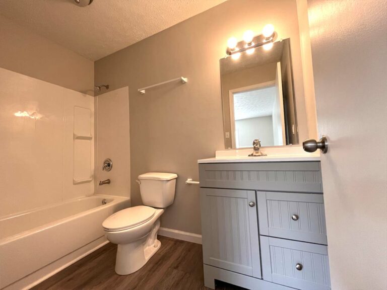 Jennings Avenue Apartments - apartment interior bathroom