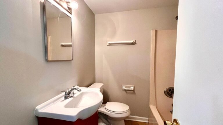 Pine Bridge Apartments bathroom with vanity, mirror, toilet, and bathtub with shower